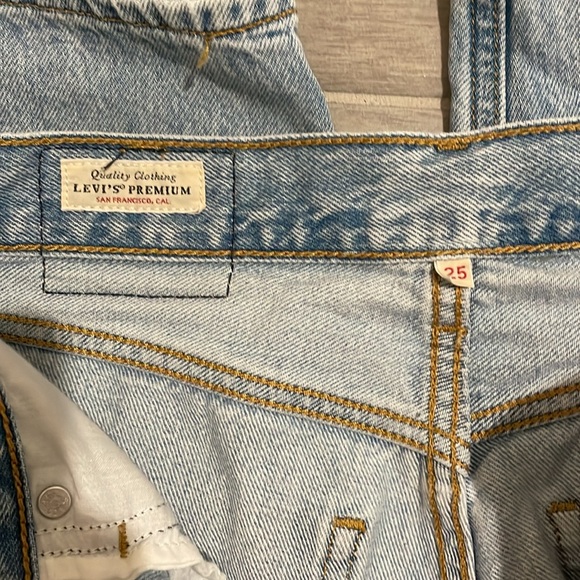 Levis - Picture 4 of 5
